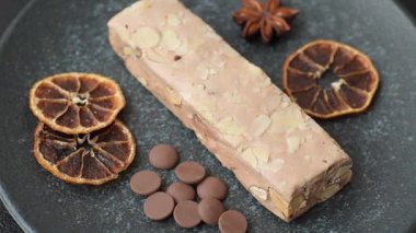 Fındıklı, şam fıstıklı ve narenciye parçalı beyaz karamel. Fındıklı beyaz fındık, festival masası için tatlı.