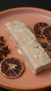 Fındıklı, şam fıstıklı ve narenciye parçalı beyaz karamel. Fındıklı beyaz fındık, festival masası için tatlı.