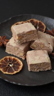 Fındıklı, şam fıstıklı ve narenciye parçalı beyaz karamel. Fındıklı beyaz fındık, festival masası için tatlı.