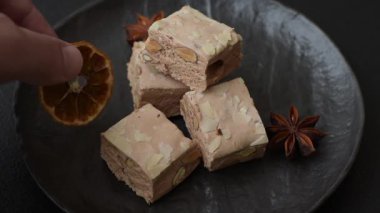 Fındıklı, şam fıstıklı ve narenciye parçalı beyaz karamel. Fındıklı beyaz fındık, festival masası için tatlı.