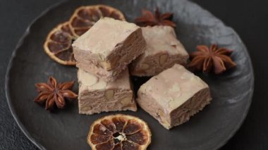 Fındıklı, şam fıstıklı ve narenciye parçalı beyaz karamel. Fındıklı beyaz fındık, festival masası için tatlı.