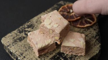 Fındıklı, şam fıstıklı ve narenciye parçalı beyaz karamel. Fındıklı beyaz fındık, festival masası için tatlı.