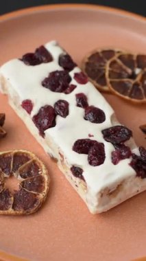 Fındıklı, şam fıstıklı ve narenciye parçalı beyaz karamel. Fındıklı beyaz fındık, festival masası için tatlı.