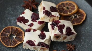 Fındıklı, şam fıstıklı ve narenciye parçalı beyaz karamel. Fındıklı beyaz fındık, festival masası için tatlı.