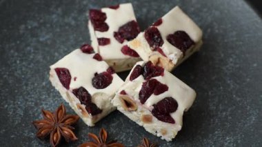 Fındıklı, şam fıstıklı ve narenciye parçalı beyaz karamel. Fındıklı beyaz fındık, festival masası için tatlı.