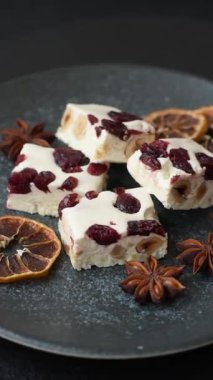 Fındıklı, şam fıstıklı ve narenciye parçalı beyaz karamel. Fındıklı beyaz fındık, festival masası için tatlı.