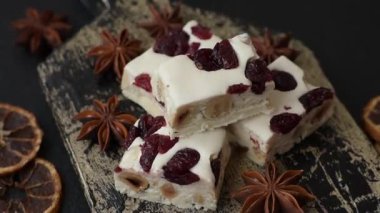 Fındıklı, şam fıstıklı ve narenciye parçalı beyaz karamel. Fındıklı beyaz fındık, festival masası için tatlı.