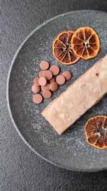 Fındıklı, şam fıstıklı ve narenciye parçalı beyaz karamel. Fındıklı beyaz fındık, festival masası için tatlı.