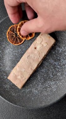 Fındıklı, şam fıstıklı ve narenciye parçalı beyaz karamel. Fındıklı beyaz fındık, festival masası için tatlı.