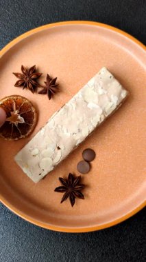 Fındıklı, şam fıstıklı ve narenciye parçalı beyaz karamel. Fındıklı beyaz fındık, festival masası için tatlı.