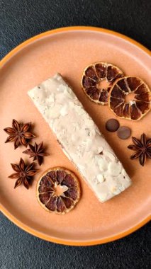 Fındıklı, şam fıstıklı ve narenciye parçalı beyaz karamel. Fındıklı beyaz fındık, festival masası için tatlı.