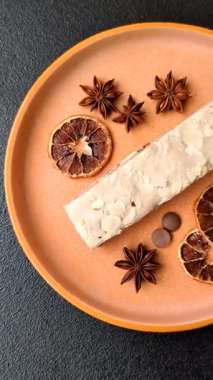 Fındıklı, şam fıstıklı ve narenciye parçalı beyaz karamel. Fındıklı beyaz fındık, festival masası için tatlı.