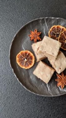 Fındıklı, şam fıstıklı ve narenciye parçalı beyaz karamel. Fındıklı beyaz fındık, festival masası için tatlı.