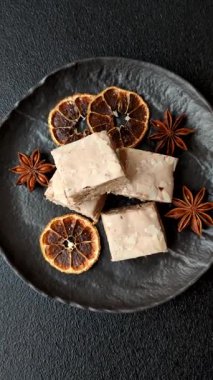 Fındıklı, şam fıstıklı ve narenciye parçalı beyaz karamel. Fındıklı beyaz fındık, festival masası için tatlı.