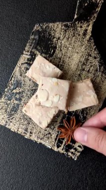 Fındıklı, şam fıstıklı ve narenciye parçalı beyaz karamel. Fındıklı beyaz fındık, festival masası için tatlı.