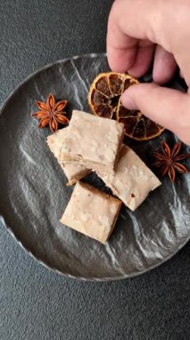 Fındıklı, şam fıstıklı ve narenciye parçalı beyaz karamel. Fındıklı beyaz fındık, festival masası için tatlı.