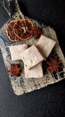 Fındıklı, şam fıstıklı ve narenciye parçalı beyaz karamel. Fındıklı beyaz fındık, festival masası için tatlı.