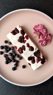 Fındıklı, şam fıstıklı ve narenciye parçalı beyaz karamel. Fındıklı beyaz fındık, festival masası için tatlı.