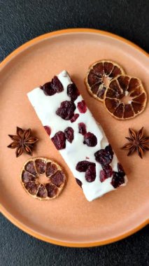 Fındıklı, şam fıstıklı ve narenciye parçalı beyaz karamel. Fındıklı beyaz fındık, festival masası için tatlı.