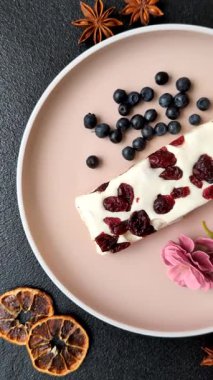 Fındıklı, şam fıstıklı ve narenciye parçalı beyaz karamel. Fındıklı beyaz fındık, festival masası için tatlı.