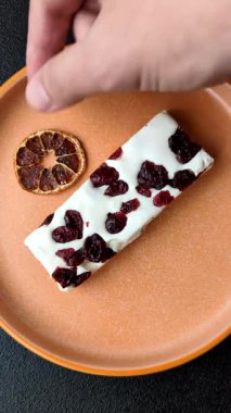 Fındıklı, şam fıstıklı ve narenciye parçalı beyaz karamel. Fındıklı beyaz fındık, festival masası için tatlı.