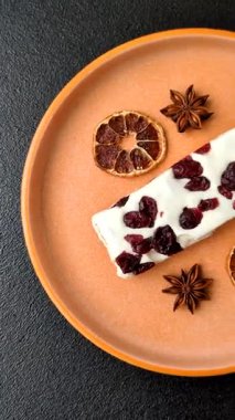 Fındıklı, şam fıstıklı ve narenciye parçalı beyaz karamel. Fındıklı beyaz fındık, festival masası için tatlı.