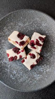 Fındıklı, şam fıstıklı ve narenciye parçalı beyaz karamel. Fındıklı beyaz fındık, festival masası için tatlı.