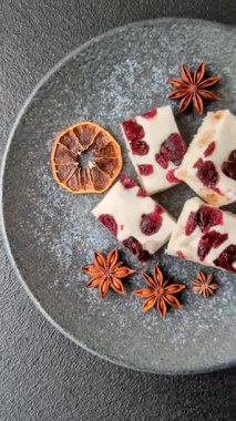 Fındıklı, şam fıstıklı ve narenciye parçalı beyaz karamel. Fındıklı beyaz fındık, festival masası için tatlı.