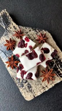 Fındıklı, şam fıstıklı ve narenciye parçalı beyaz karamel. Fındıklı beyaz fındık, festival masası için tatlı.