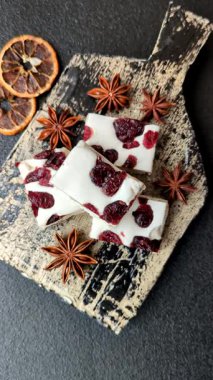 Fındıklı, şam fıstıklı ve narenciye parçalı beyaz karamel. Fındıklı beyaz fındık, festival masası için tatlı.