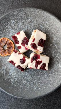 Fındıklı, şam fıstıklı ve narenciye parçalı beyaz karamel. Fındıklı beyaz fındık, festival masası için tatlı.