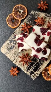 Fındıklı, şam fıstıklı ve narenciye parçalı beyaz karamel. Fındıklı beyaz fındık, festival masası için tatlı.