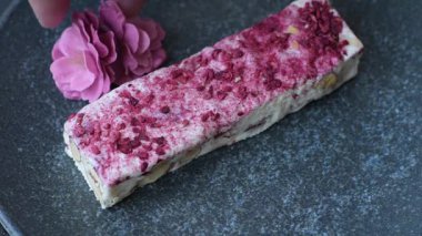 Fındıklı, fıstıklı, şam fıstıklı ve çilekli. Fındıklı beyaz fındık, festival masası için tatlı.