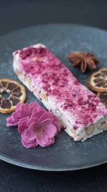 Fındıklı, fıstıklı, şam fıstıklı ve çilekli. Fındıklı beyaz fındık, festival masası için tatlı.