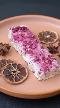 Fındıklı, fıstıklı, şam fıstıklı ve çilekli. Fındıklı beyaz fındık, festival masası için tatlı.