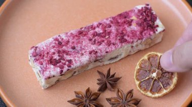 Fındıklı, fıstıklı, şam fıstıklı ve çilekli. Fındıklı beyaz fındık, festival masası için tatlı.