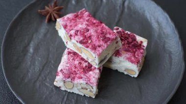 Fındıklı, fıstıklı, şam fıstıklı ve çilekli. Fındıklı beyaz fındık, festival masası için tatlı.