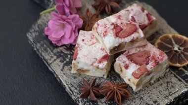 Fındıklı, fıstıklı, şam fıstıklı ve çilekli. Fındıklı beyaz fındık, festival masası için tatlı.