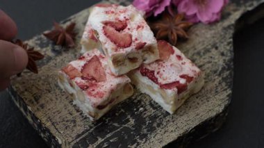 Fındıklı, fıstıklı, şam fıstıklı ve çilekli. Fındıklı beyaz fındık, festival masası için tatlı.