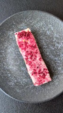 Fındıklı, fıstıklı, şam fıstıklı ve çilekli. Fındıklı beyaz fındık, festival masası için tatlı.