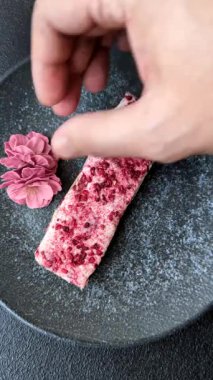 Fındıklı, fıstıklı, şam fıstıklı ve çilekli. Fındıklı beyaz fındık, festival masası için tatlı.