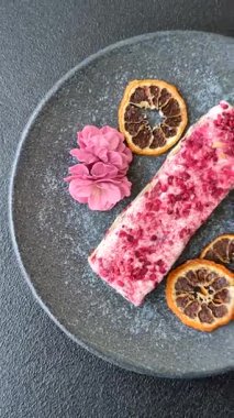 Fındıklı, fıstıklı, şam fıstıklı ve çilekli. Fındıklı beyaz fındık, festival masası için tatlı.