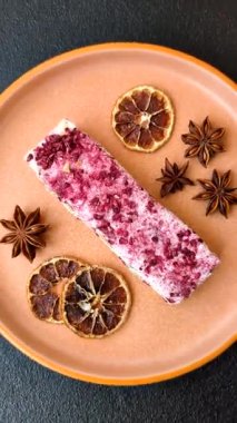 Fındıklı, fıstıklı, şam fıstıklı ve çilekli. Fındıklı beyaz fındık, festival masası için tatlı.