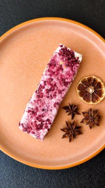 Fındıklı, fıstıklı, şam fıstıklı ve çilekli. Fındıklı beyaz fındık, festival masası için tatlı.