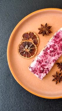 Fındıklı, fıstıklı, şam fıstıklı ve çilekli. Fındıklı beyaz fındık, festival masası için tatlı.