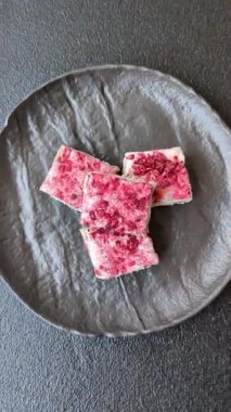 Fındıklı, fıstıklı, şam fıstıklı ve çilekli. Fındıklı beyaz fındık, festival masası için tatlı.