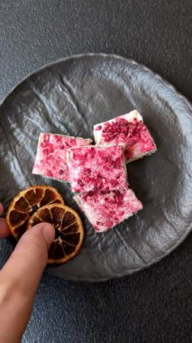 Fındıklı, fıstıklı, şam fıstıklı ve çilekli. Fındıklı beyaz fındık, festival masası için tatlı.