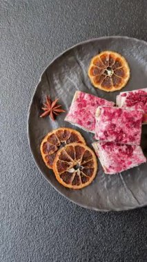 Fındıklı, fıstıklı, şam fıstıklı ve çilekli. Fındıklı beyaz fındık, festival masası için tatlı.