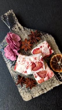 Fındıklı, fıstıklı, şam fıstıklı ve çilekli. Fındıklı beyaz fındık, festival masası için tatlı.