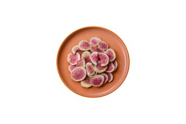 Kurutulmuş incir dilimleri tatlı tatlılar için bir malzemedir. Kurutulmuş incir, tasarımınız için gıda arka planıdır.